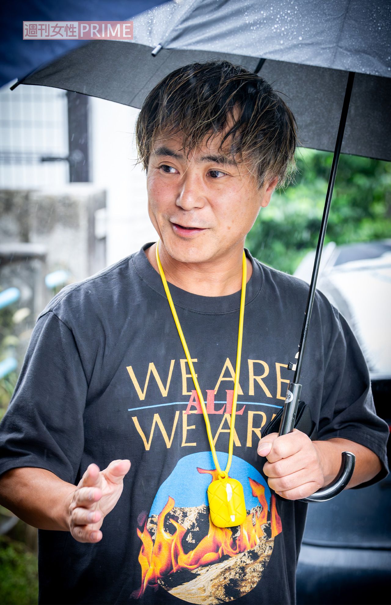 2026年9月下旬、雨の中で直撃取材に応じるも、『地面師たち』スピンオフドラマ撮影への参加は否定したカラテカ・入江慎也