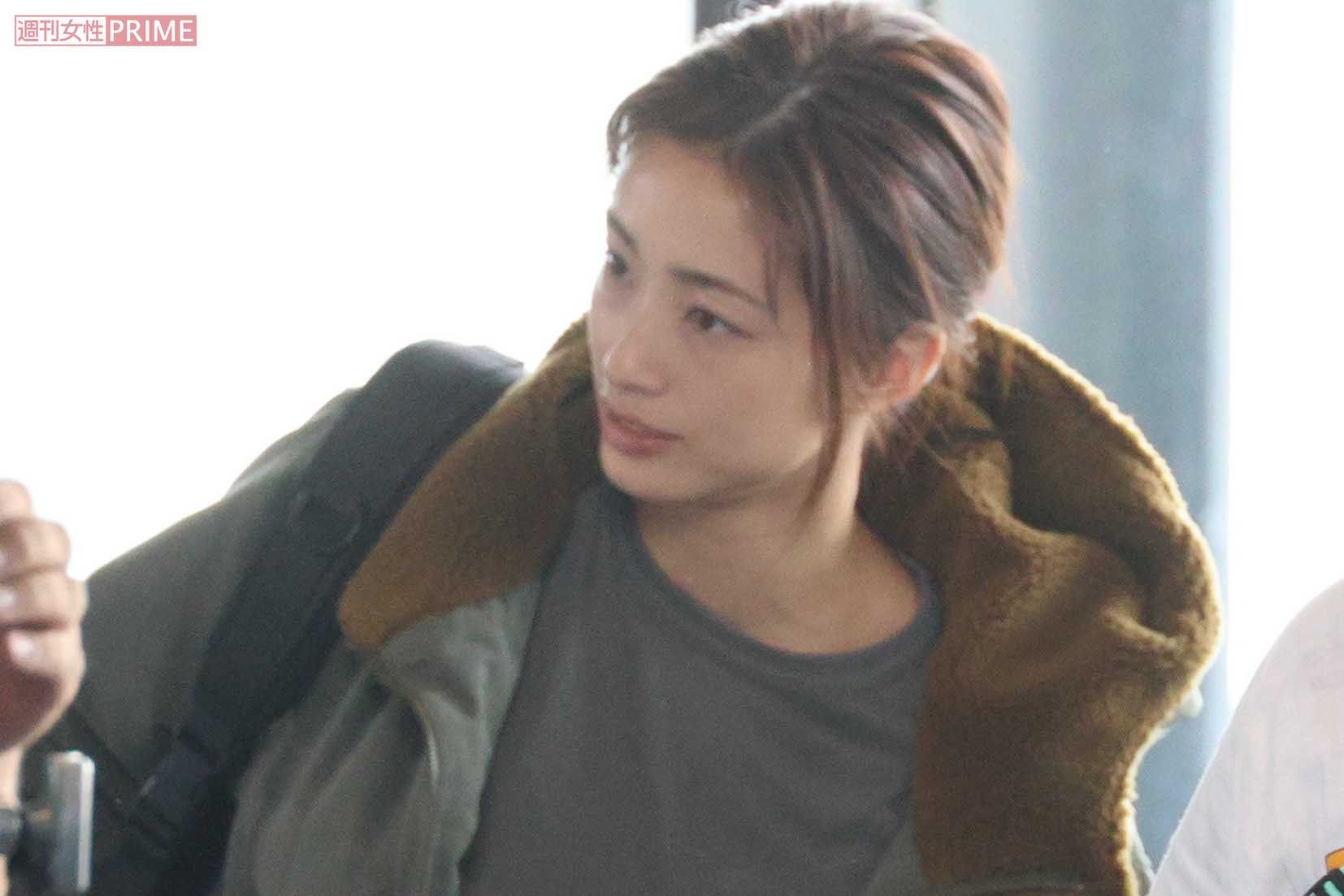 大勢のエキストラやスタッフに囲まれた上戸彩。政府の闇を暴くニュースキャスターを演じる