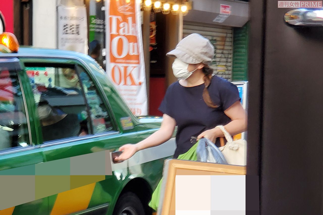 タクシーに乗り込む小室佳代さん（1/3）