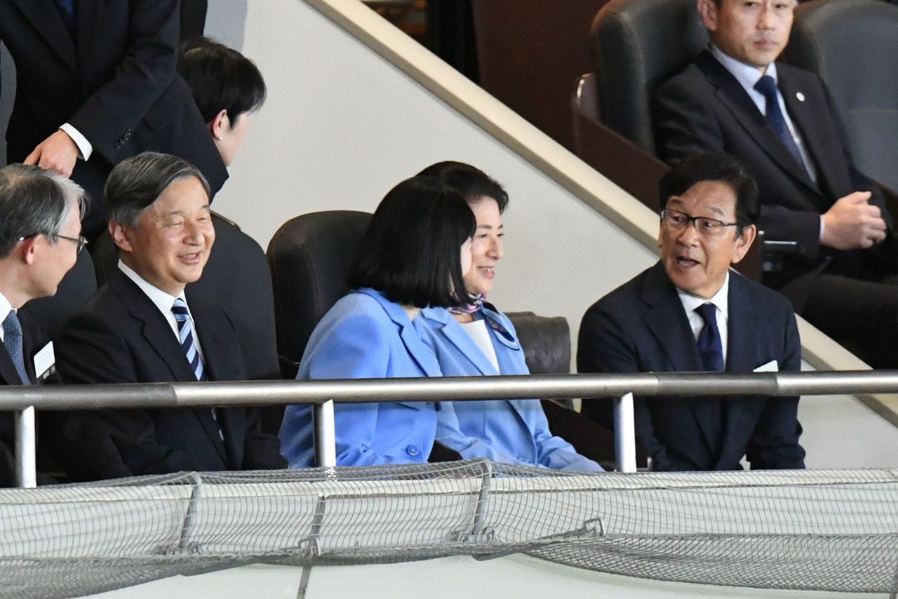 栗山英樹氏の解説を受けながらWBCを観戦される天皇ご一家（撮影／JMPA）