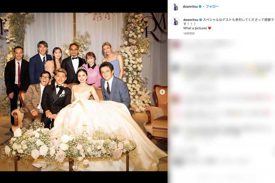 日本代表のメンバーに加えて、長友佑都の妻・平愛梨や小栗旬・山田優夫妻、明石家さんままでもが参加した堂安律の結婚式（堂安のインスタグラムより）