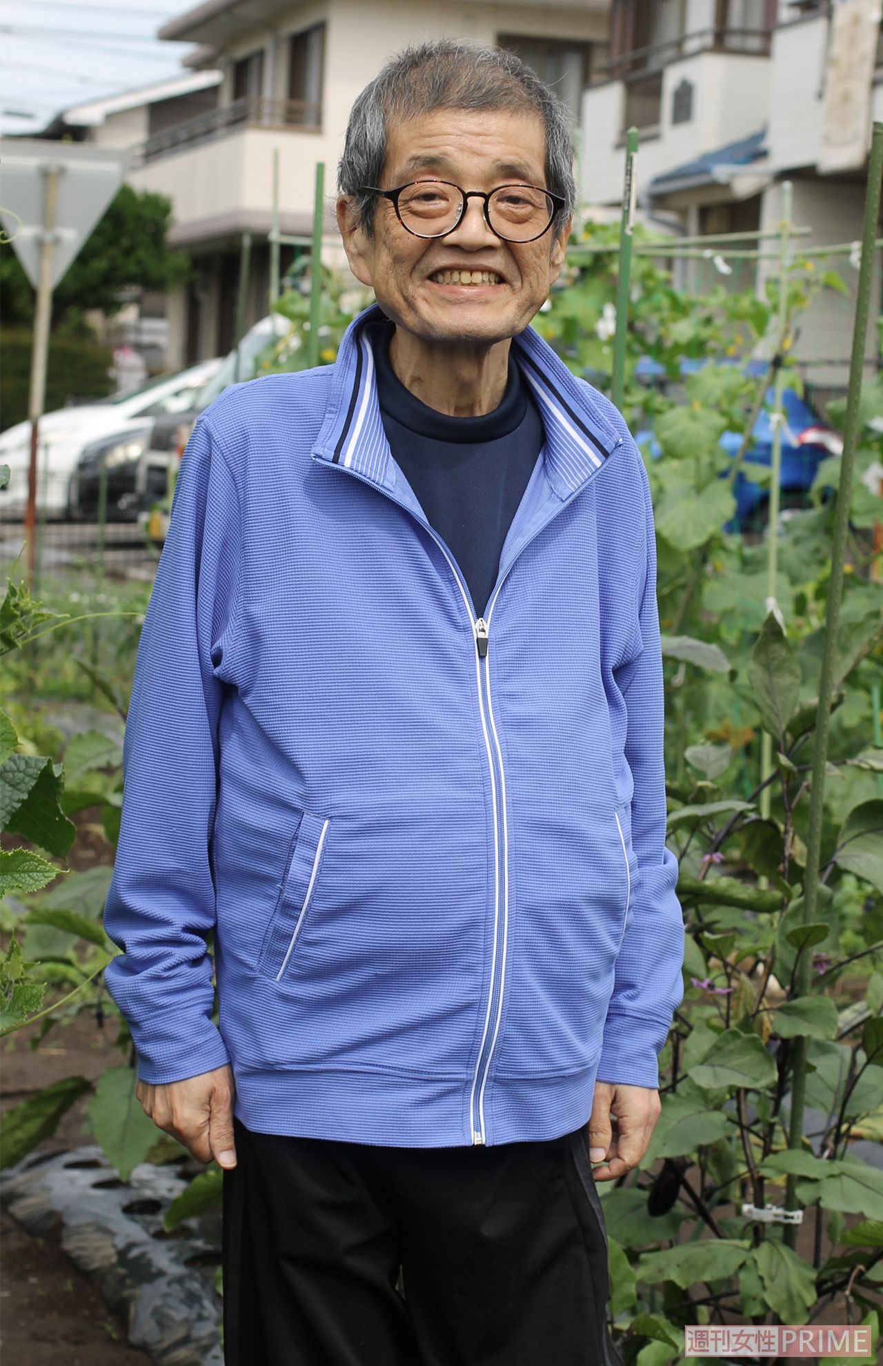 自宅近くの畑の農作業も怠らない。猛暑の中、キュウリやナスなどの夏野菜が実る。