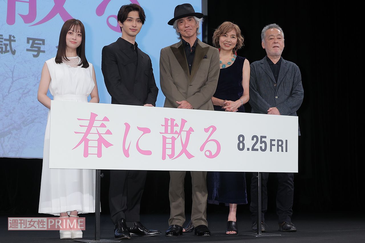 瀬々敬久氏（右端）が監督を務め、佐藤と横浜流星がＷ主演。共演に橋本環奈、山口智子と豪華な顔ぶれ