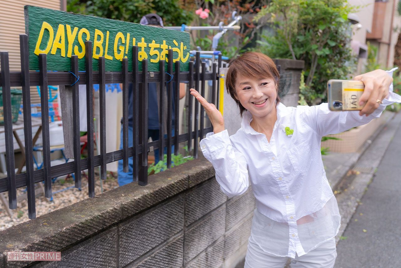 朝、現場に到着するとまずはSNS用に自撮り。これも北原さんの大事な仕事　撮影／佐藤靖彦