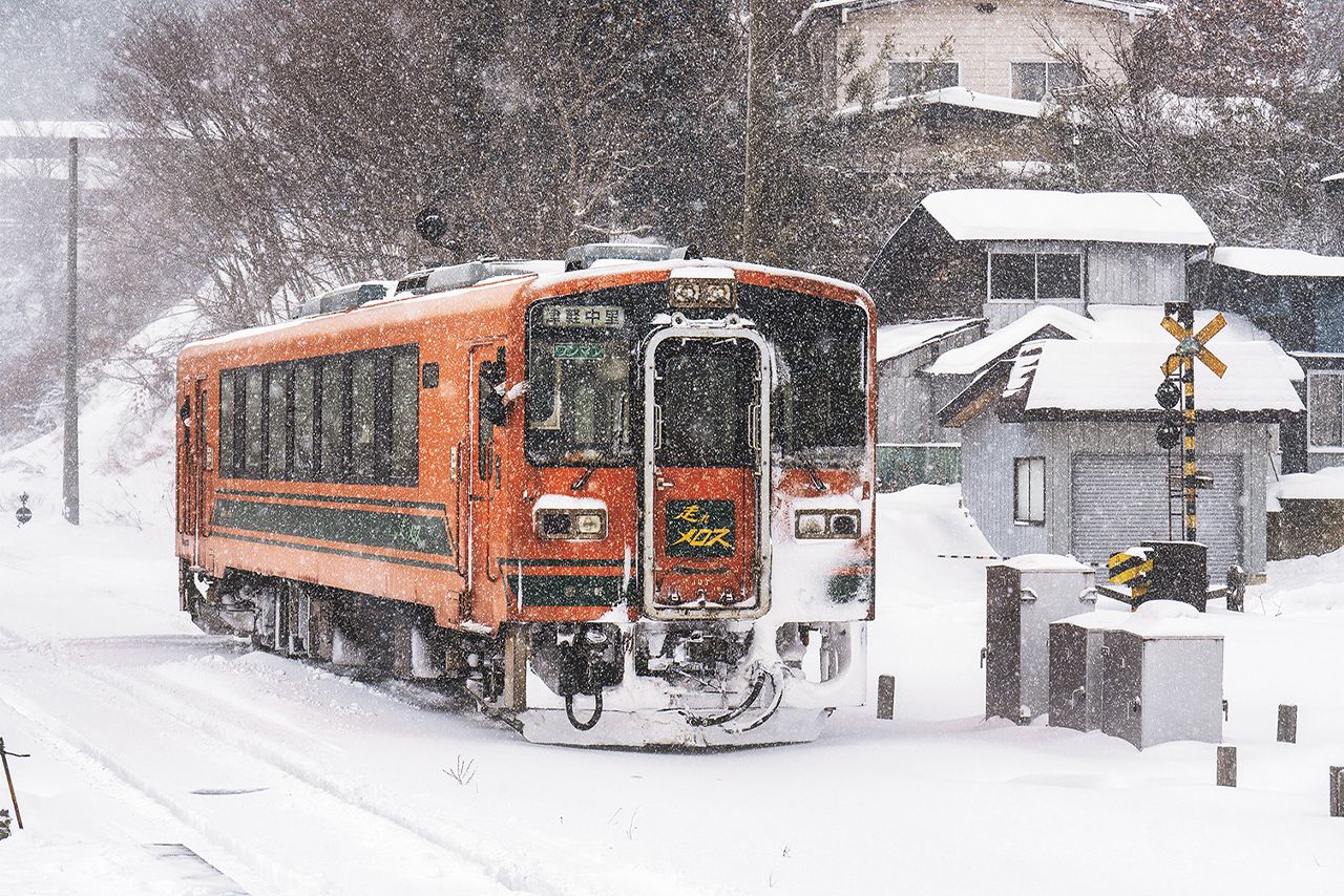 通常は2両編成で、車内にはどこか懐かしい雰囲気が漂う