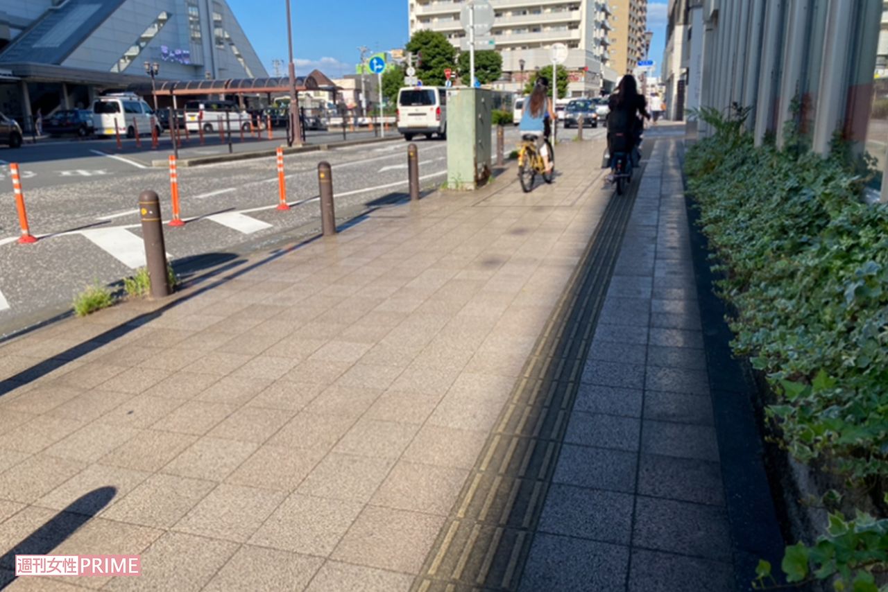 傘で突き刺したJR茅ケ崎駅近くの歩道は幅も広く