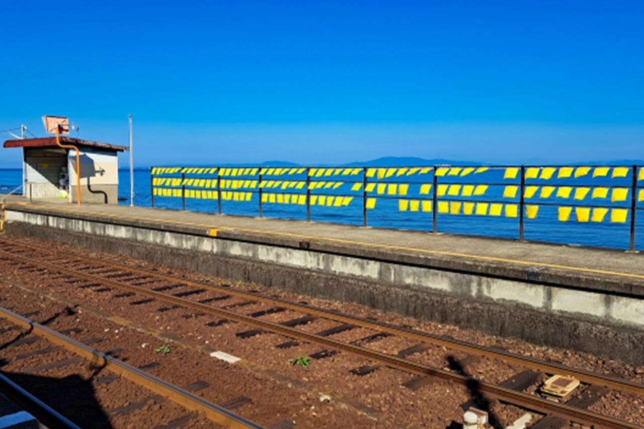 山田編集長おすすめの長崎県島原市にある大三東駅。映画『レンタル・ファミリー』のほかにも、多くのCMが撮影されている“聖地”