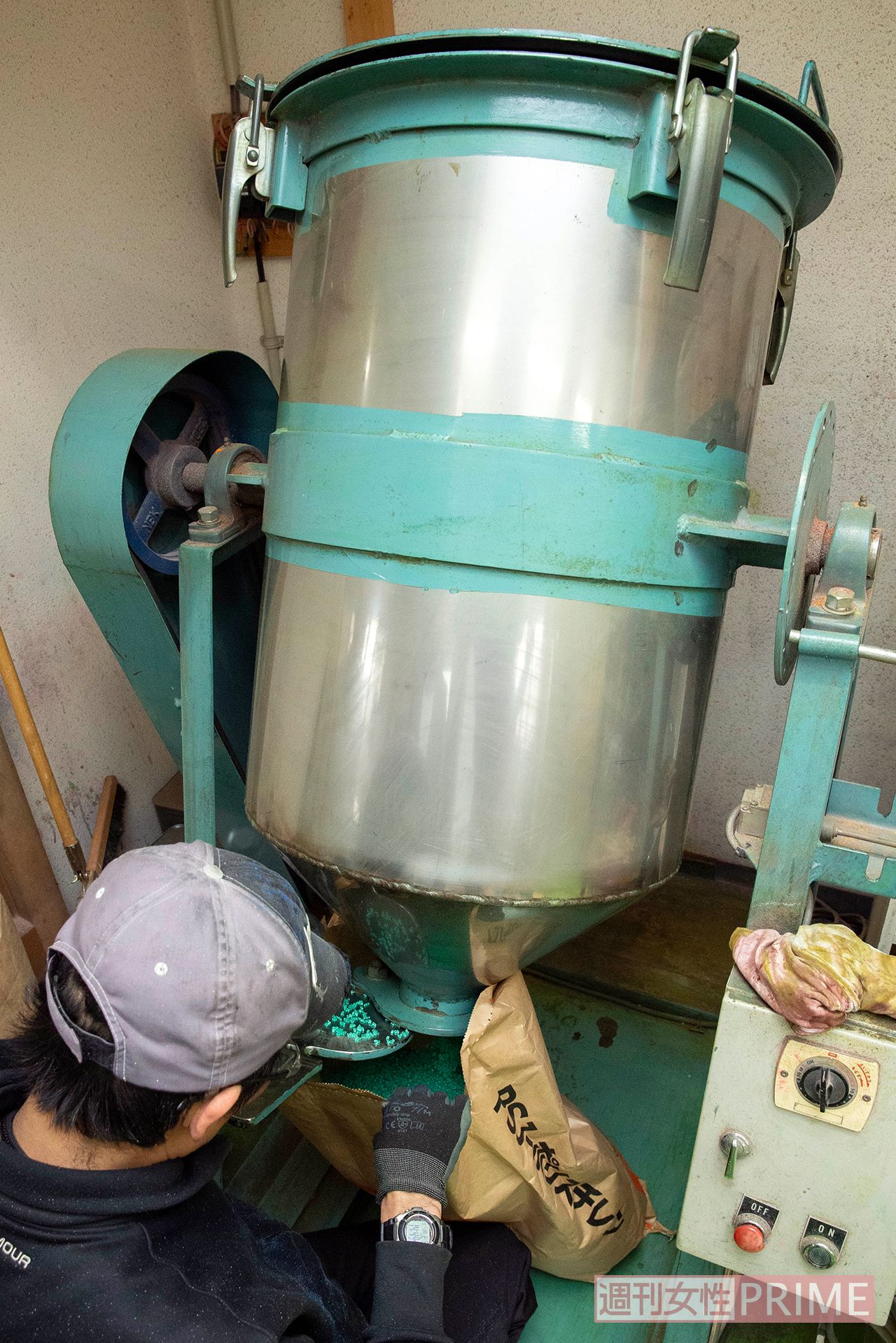 (3)混合機にかけて約15分混ぜた材料を射出成形機にIN