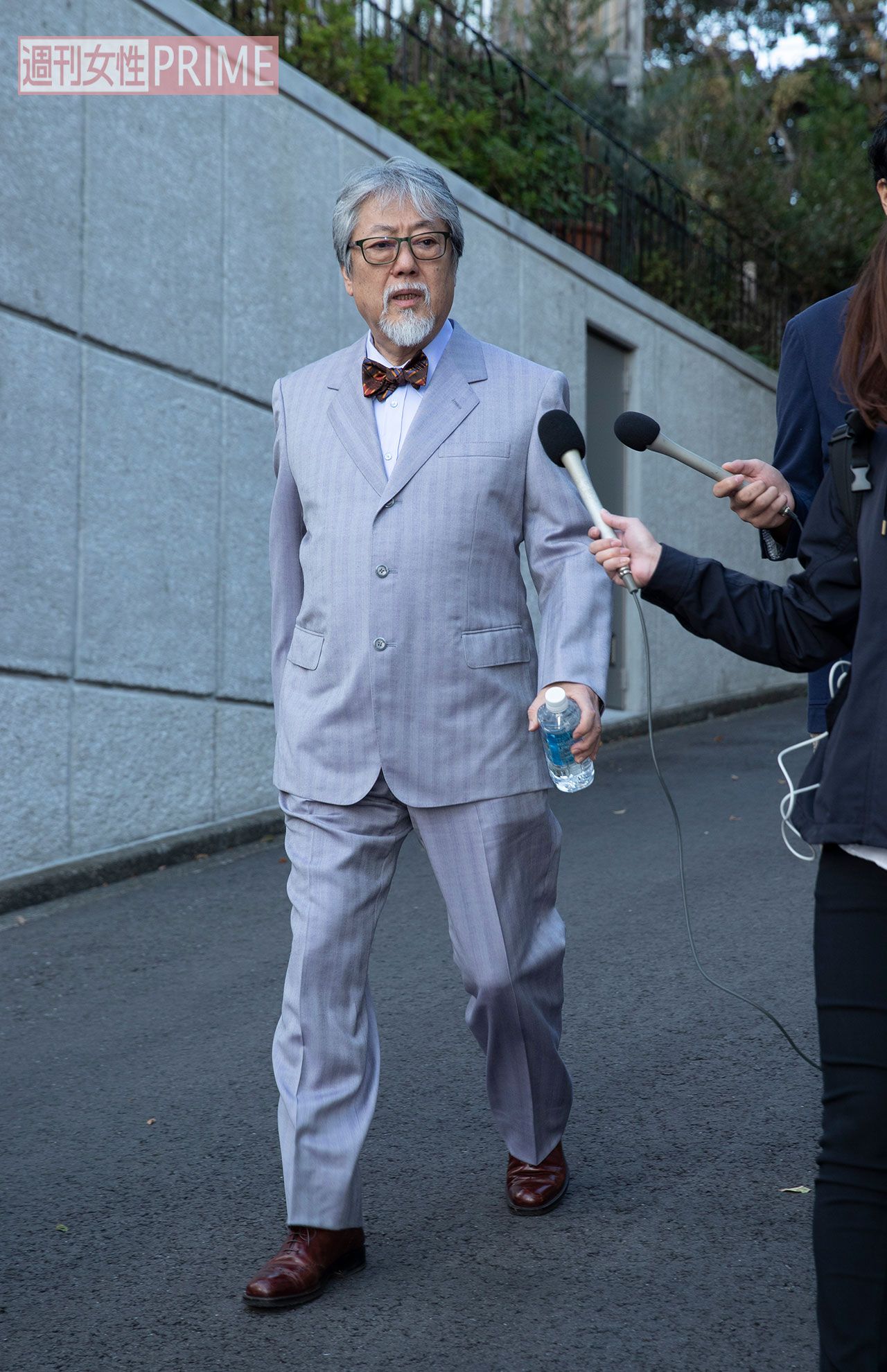 横浜市内に集まった報道陣の前で謝罪した沢田研二