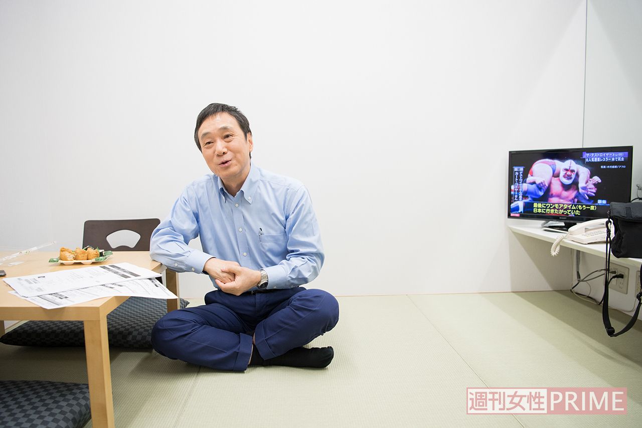 【11:45】楽屋に戻って、軽く昼食をとりながら休憩。資料を読んだり、ニュースを見たり、メールをチェックしたりと暇はない　撮影／山田智絵