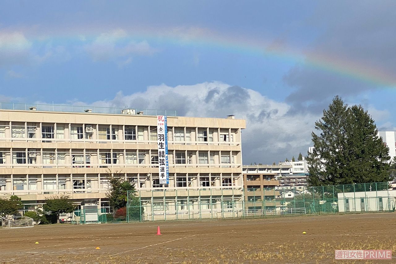 仙台市立七北田中学校の校舎には、'18年の平昌五輪金メダルを祝してつくられた、大きな垂れ幕がかけられている