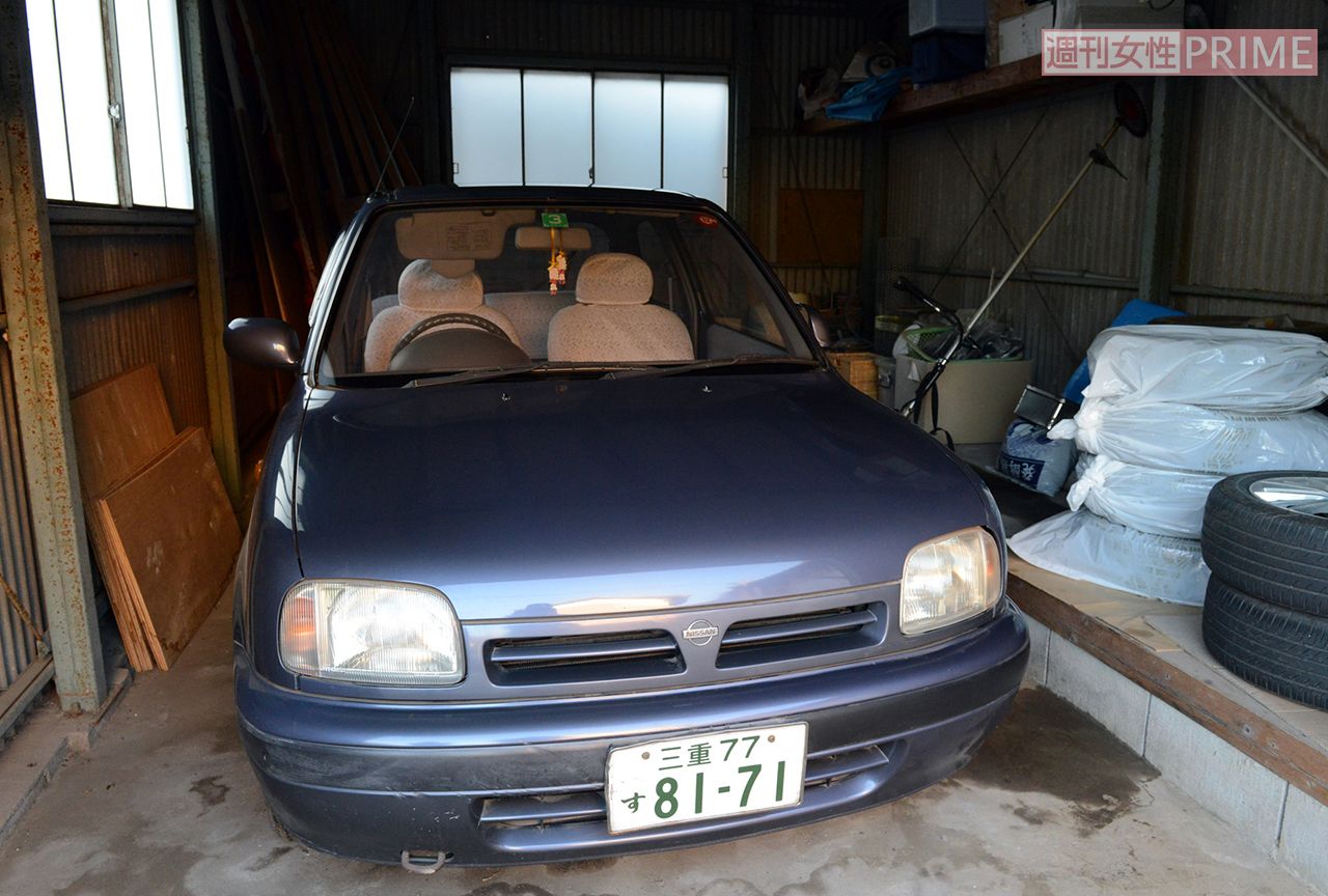 紀子さんが乗っていた紺色の日産マーチ。車内の灰皿には銘柄の違うタバコの吸い殻が数本あったという。紀子さんはタバコを吸わない