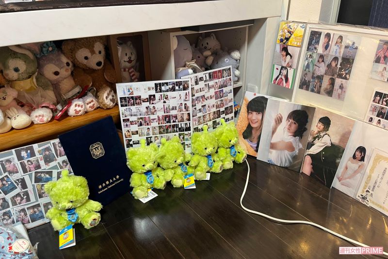 片瀬美月さんの自宅には思い出の品々が飾られている