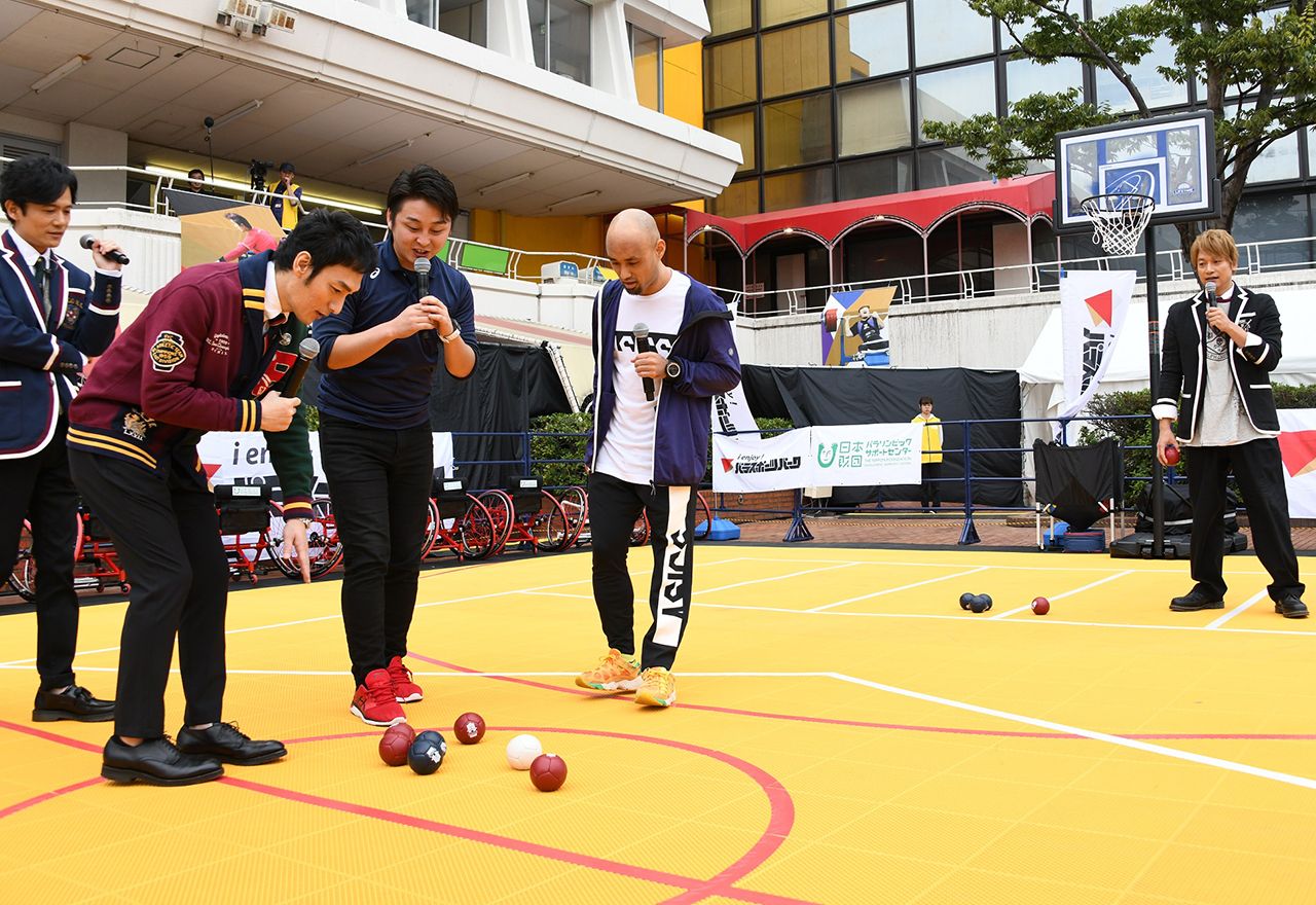 ボッチャはパラリンピック特有の球技。「本気で友達とボッチャ一式を買おうと思ってるんです」と話す香取に、「楽しいよね！」と稲垣＆草なぎもノリノリパラ・パワーリフティングに挑んだ草なぎは顔が真っ赤に。持ち上げたときの顔を、選手間では“いきみ顔”と呼んでいるそう（『NSTまつり2018』より）