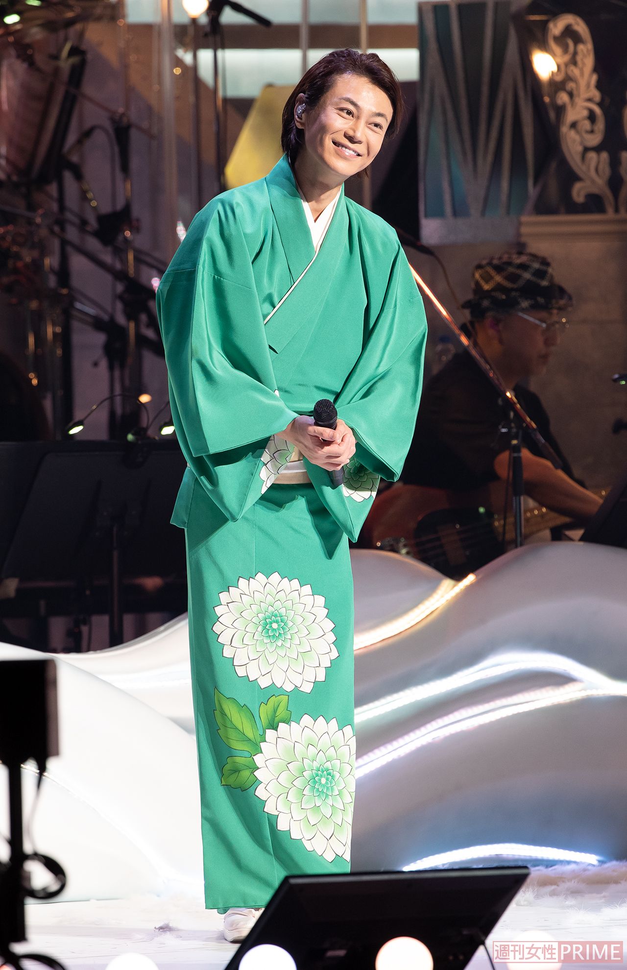 緑の着流しに咲き誇る大輪の花。「最近、オキナインコを飼い始めて。“みーちゃん”っていうんです♪　可愛いんですよ」　撮影／廣瀬靖士