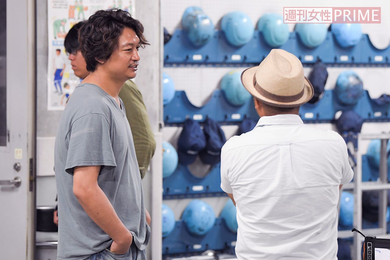 白石監督と談笑する姿も。監督は「初日のファーストシーンからずっとゾクゾクしっぱなし。そこを通り越して笑えるくらい香取さんがよかった」と絶賛　撮影／渡邊智裕