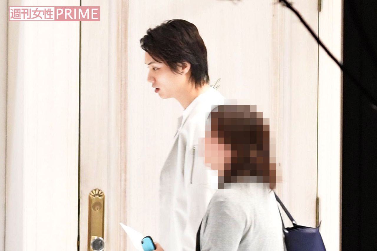 鈴木伸之は女性と和やかに話しながら会場を後に