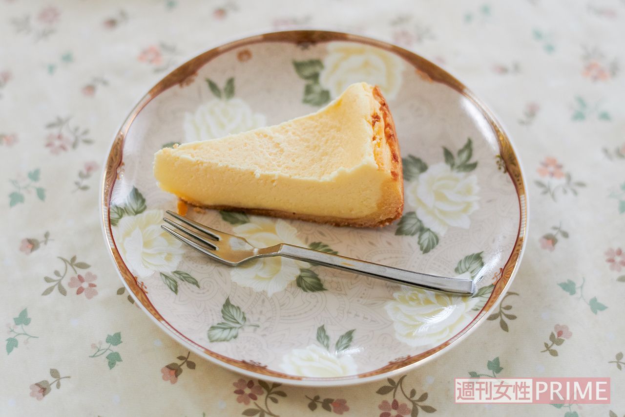 【自宅にお邪魔しました！】ご自宅にうかがうと、奥様手作りのチーズケーキが。中学時代の同級生だという奥様いわく、「『あさイチ』に出演したことで、これまで一切興味のなかった女性の悩みなども知るようになって。人間らしくなりました（笑）」　撮影／山田智絵