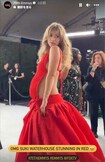 背中側に布がない大胆なドレスでエミー賞の授賞式に参加したスーキー・ウォーターハウス(エミー賞の公式インスタグラムより)