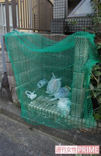 容疑者宅近くのごみ収集所