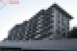 購入した部屋は10階建てマンションの最上階。窓を開けると海が見える