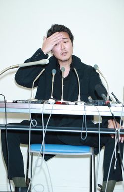 小泉今日子との関係について記者会見を開く豊原功補（2018年2月）