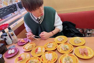 回転寿司店で周囲を監視するはじめしゃちょー（公式ツイッターより）