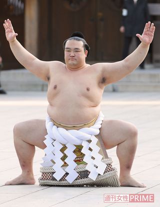 稀勢の里が明治神宮で奉納土俵入りを行った。ひと目見ようと集まったファンは1万8000人！　貴乃花の2万人に次ぐ多さだった。撮影／渡邉智裕