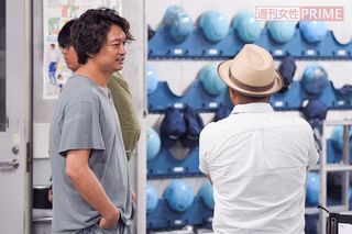 白石監督と談笑する姿も。監督は「初日のファーストシーンからずっとゾクゾクしっぱなし。そこを通り越して笑えるくらい香取さんがよかった」と絶賛　撮影／渡邊智裕