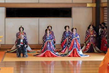 今回の即位礼では、両陛下以外の皇族方は秋篠宮家とその他の宮家で左右に分かれることに（10月22日）