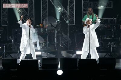 29年ぶりとなる2人だけのライブステージに立った石橋貴明（左）と木梨憲武