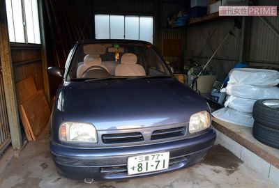 紀子さんが乗っていた紺色の日産マーチ。車内の灰皿には銘柄の違うタバコの吸い殻が数本あったという。紀子さんはタバコを吸わない