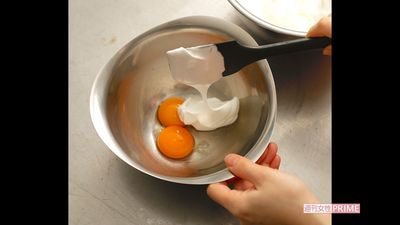 卵黄のボウルに1のメレンゲをゴムべらでひとすくいして加える