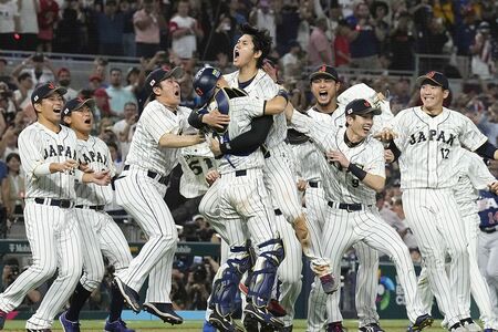 大谷翔平。3大会ぶりWBC世界一の立役者。決勝戦はリリーフ登板をして優勝投手となり、大会MVPにも輝いた。二刀流で投打に活躍し、雄叫びをあげチームを鼓舞する姿が注目された（写真／共同通信社）