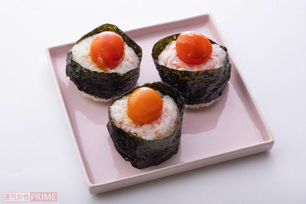 カニにぎりの漬け卵黄のせ（撮影／廣瀬靖士）