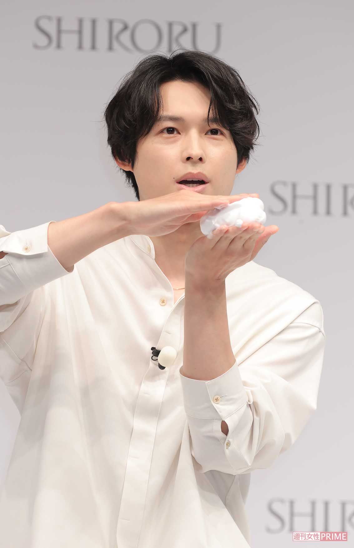 7月1日『SHIRORU』のブランドアンバサダーとして都内で行われた発表会に登壇した松村北斗