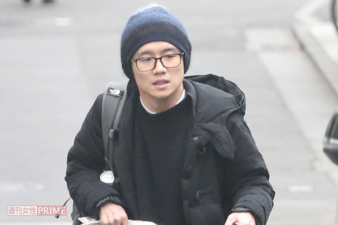 2月上旬の早朝、荷物を抱え仕事場へ向かう風間俊介（'19年）