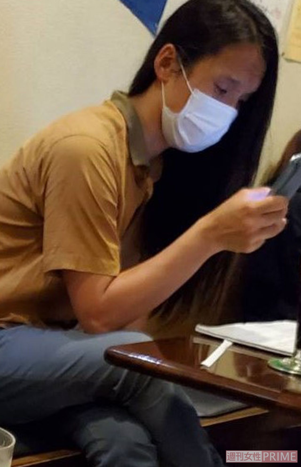 2020年6月、都内の喫茶店で競馬に熱中していた布川