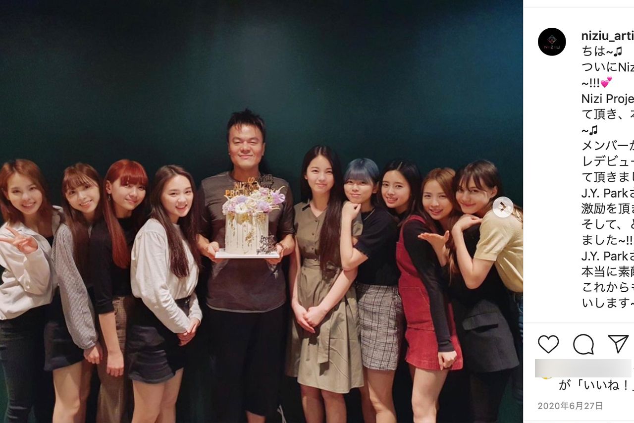 NiziUメンバーとJ.Y.Park（中央）NiziU公式インスタグラムより