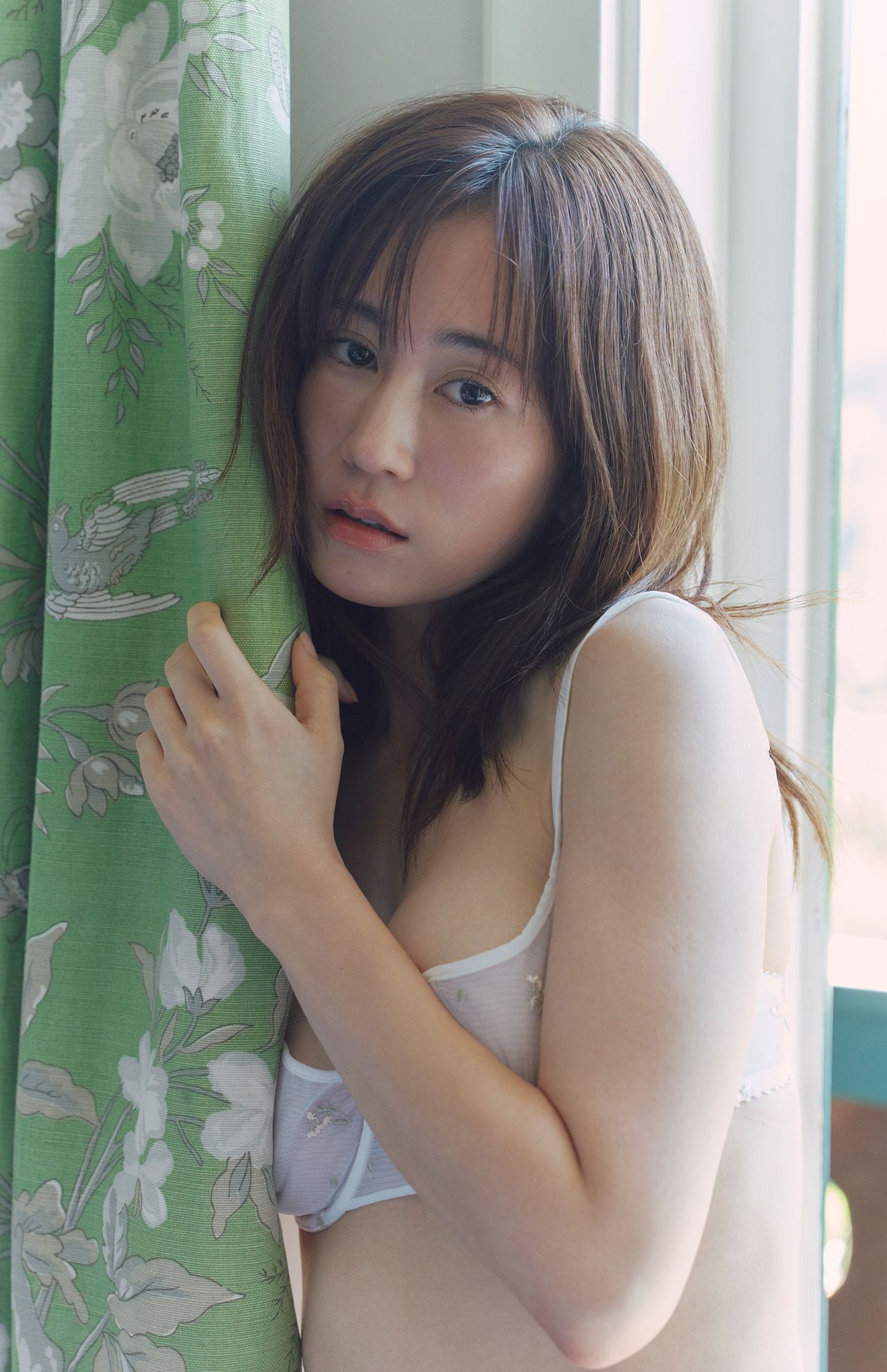 大胆なランジェリー姿も披露　（C）講談社　撮影／北岡稔章