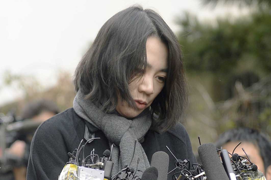 憔悴しきった様子で記者の質問に答える姿も印象的だった（写真提供：共同通信社）