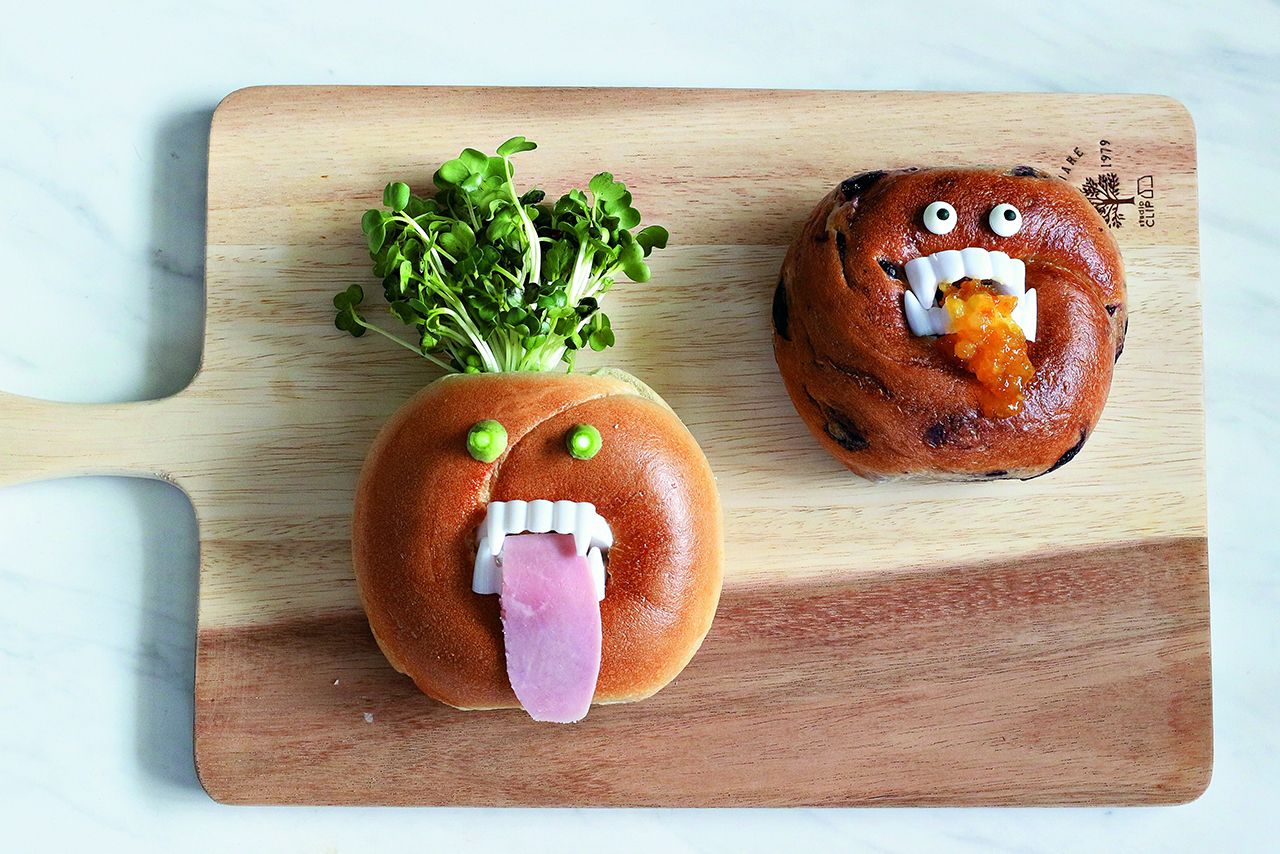 モンスターベーグル  ベーグルを使ったポップなモンスターたちは、お弁当に持って行っても注目の的になること間違いナシ！　アレンジ次第でいろんなモンスターが生まれるので、お子さんと一緒に作ったらさらに楽しいかも　『可愛くって ホラーで  美味しい！　キモめし』より