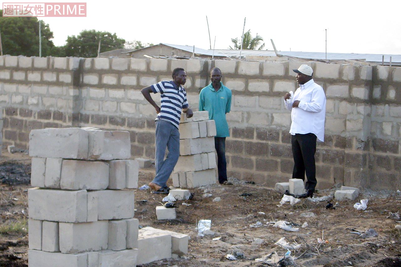 母国ガーナに建設予定の学校敷地内では、ブロックを積み上げる作業が進む。定期的に帰国し、現地の養護施設などにも足を運ぶ