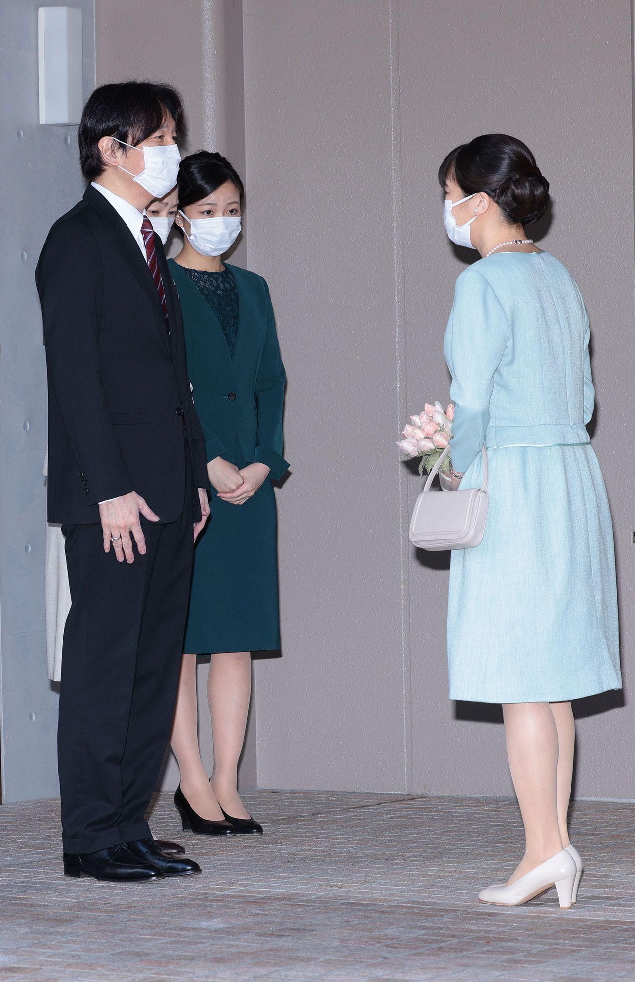 2021年10月26日、ご結婚される小室眞子さんをお見送りされる秋篠宮さま、紀子さま、佳子さま。佳子さまはEPOCAの上下を着用されている