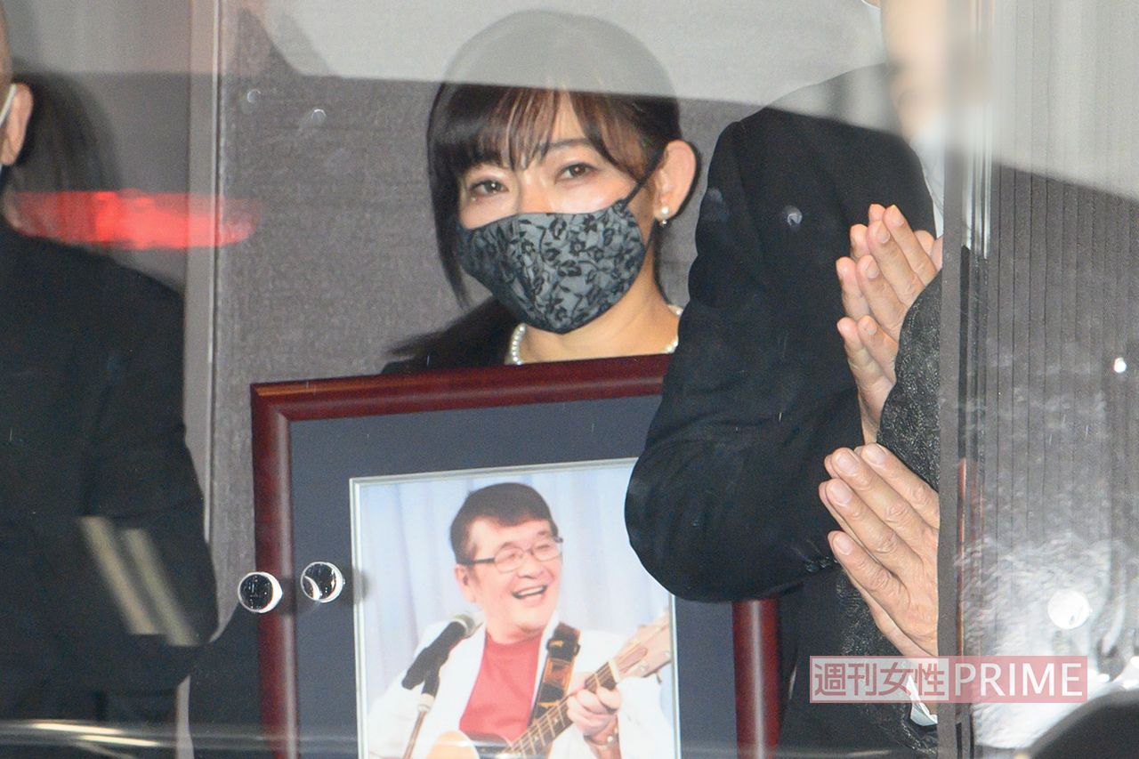 告別式で、ギターを弾く仲本工事さんの遺影を持った事実婚の妻・純歌