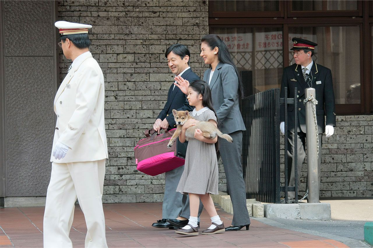 2009年5月、ご静養のため御料牧場に向かわれる両陛下と愛子さま。愛子さまの腕には愛犬の由莉が大切に抱えられている