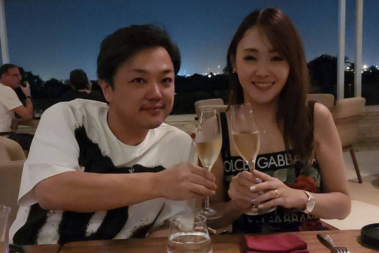 奥様とのお食事中の一枚（与沢翼氏のインスタグラムより）