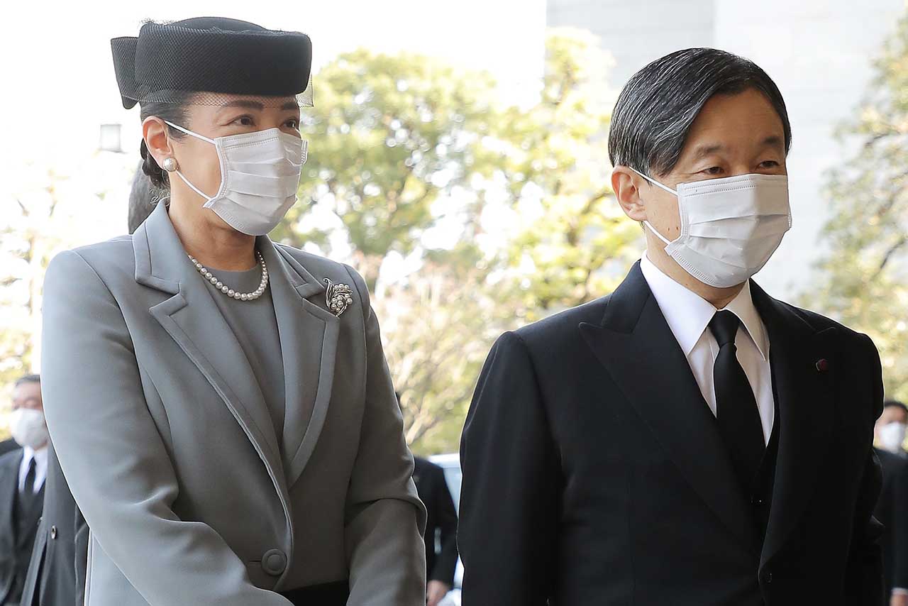 『東日本大震災十周年追悼式』の会場である『国立劇場』に到着された両陛下（2021年3月11日）