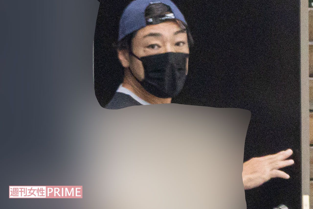 騒動直後の9月初旬に、周囲を警戒しながら自宅を出ようとする香川照之