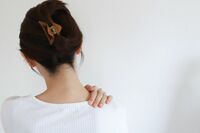 【貼るだけ!カイロ健康法】つらい肩こり・腰痛・便秘を解消、鍼灸師が教える『更年期障害』にも効く“症状…